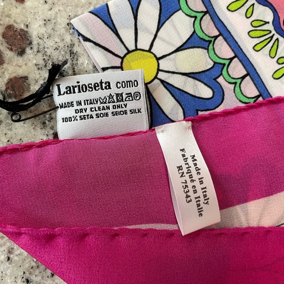 Made In Italy Silk Bear And Flowers Scarf from MOSCHINO - Picture 7 of 7